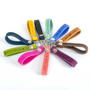 Mehrfarbige Schlüsselanhänger aus Fettleder mit Prägung „I ♥ DOBERMANN“ und „I ♥ MY DOG“ auf weißem Hintergrund